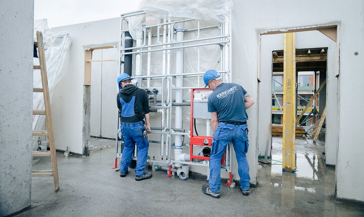 Auf der Etage übernehmen dann zwei Handwerker die weiteren Montageschritte.  Foto: Frank Peterschröder