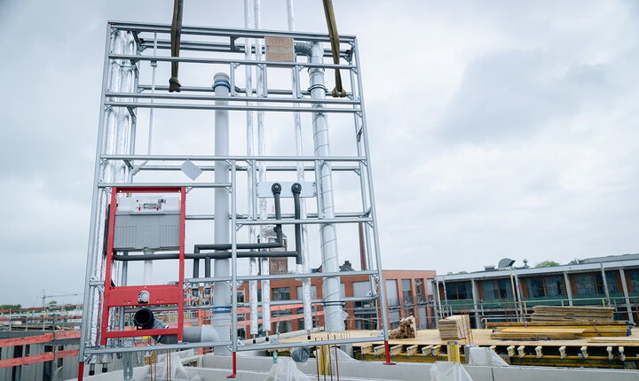 Mithilfe des Krans wurden die industriell vorgefertigten Installationswände von TECEsystem als Paket mit den entsprechenden Abladehilfen auf das Stockwerk gehoben.  Foto: Frank Peterschröder